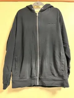 黒ジップパーカー