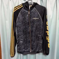 adidasフード付きジャ―ジ　黒系×柄　サイズS　上のみ