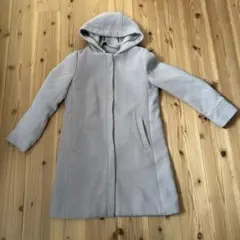 フード付きライトグレーロングコート