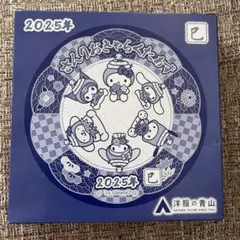 サンリオキャラクターズ 2025年 巳年 記念皿 洋服の青山
