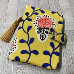 マルチカードケース（お薬手帳・保険証・通帳等）北欧風花柄イエロー（チャーム付き）