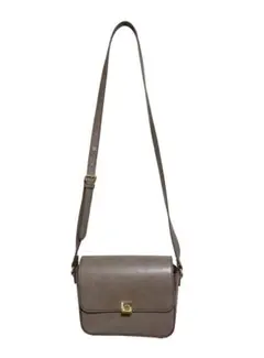 GU レザータッチフラップショルダーバッグ グレージュ