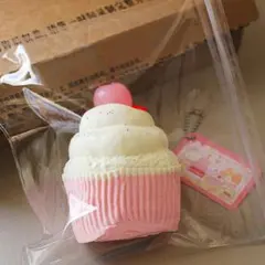 文清 WenQing チェリーカップケーキ クリーム感　スクイーズのサムネイル