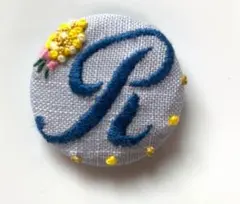 イニシャルブローチ　R くるみボタン　刺繍　ミモザ