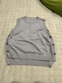 グレー ニットタンクトップ ボタン付き　ベスト　楽天