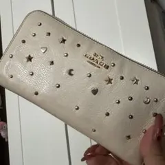 coach スタースタッズ付きベージュ長財布