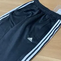 新品　adidasブラックストライプ　ジャージパンツ