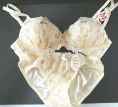 レースっぽくて可愛い ブラジャーショーツセット ベージュ Mサイズのサムネイル