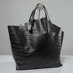 フルラ クロコ型押しデザイン トートバッグ シルバーチャーム付 ブラック