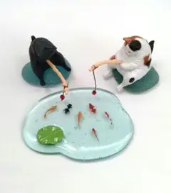 No.921釣りする猫ちゃん　ミニチュア　猫フィギュア　黒猫　三毛猫　金魚置物