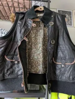 フード付き黒ダウンベスト