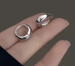 【新品】大人気！シルバー ハグピアス チャンキーピアス フープピアス シンプル