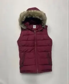 GAP 短丈ファー付きダウンベスト ワインレッド 赤