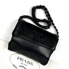 【美品】プラダ　ショルダーバッグ　肩掛け　ロゴ型押し　チェーン　レザー　ブラック