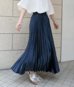 CORNERS光沢感のあるネイビー プリーツスカート Mサイズのサムネイル