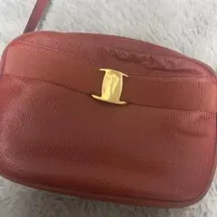 フェラガモ　ショルダーバッグ　赤色