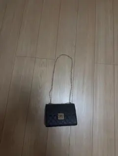 黒いキルティングショルダーバッグ