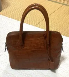 クロコダイル型押し ハンドバッグ ブラウン レザー風　イタリア製　トートバッグに