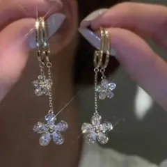 p46《ピアス》お花 春 夏 キラキラ 金 ゴールド フラワー 揺れるピアス