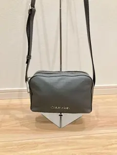 【美品】カルバンクライン ショルダーバッグ カメラバッグ グレー シボ革 ロゴ