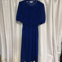 レディースレトロワンピース　ベルトなし　花柄　青色　肩パッドあり