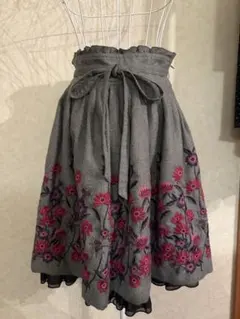 L'EST ROSE フレアスカート グレー 花柄刺繍