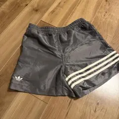 adidas グレー ショートパンツ　M