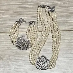 パールとローズデザインのネックレス、ブレスレット