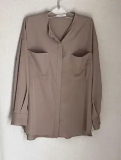 オペークドットクリップ ベージュ ポケット付き長袖シャツ