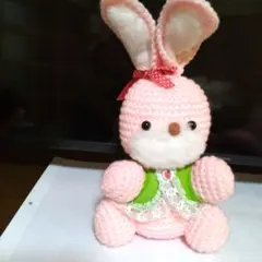 ピンクのうさぎ型編みぐるみ