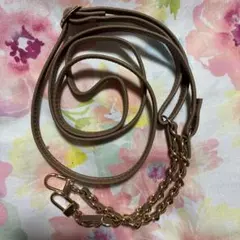 ブラウンカラーバッグにも使えるスマホ用肩掛け紐デザイン金具付き《新品》