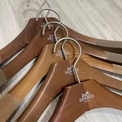 HERMES エルメス　木製ハンガー 5本セット 2026年最新】HERMES 衣類ハンガーの人気アイテム - メルカリ