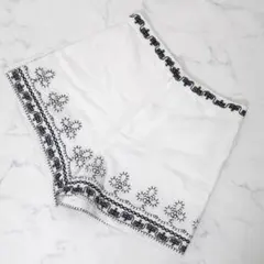 ZARA　 ホワイト ショート丈パンツ 　刺繍デザイン