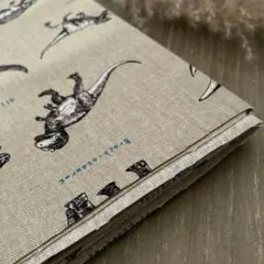 【現品限り】恐竜 ★ コットンリネン生地 綿麻 ★ １メートル