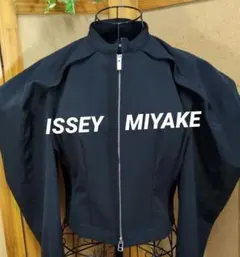 美品　ISSEYMIYAKE　レディース ビッグショルダー 黒ブルゾンのサムネイル