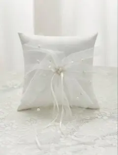 ホワイトリングピロー刺繍入り