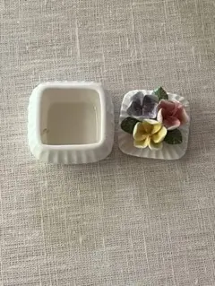 陶器製 花モチーフ付き 小物入れのサムネイル