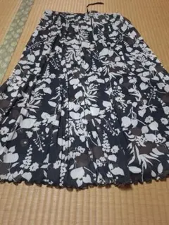 フレアスカート 黒と白の花柄　ウエストゴム　Lサイズ