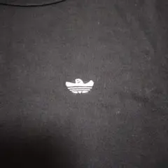 adidasブラック 半袖Tシャツ