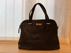 kate spade 黒の花柄パンチングハンドバッグ