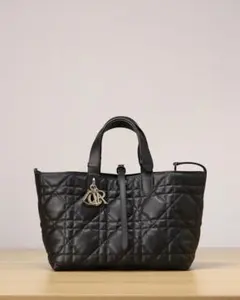 《極美品》D=ior ブラックレザートートバッグ