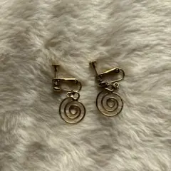 渦巻き形状デザイン ゴールド イヤリング