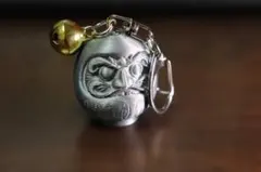 ダルマモチーフ キーホルダー シルバーカラー