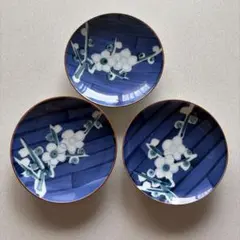 青地に白い花模様の皿 3枚セット　小皿