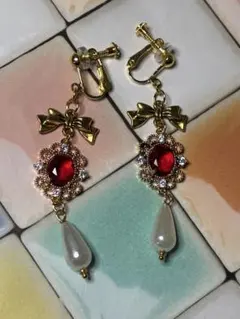 赤いビジューとパールビーズのイヤリング