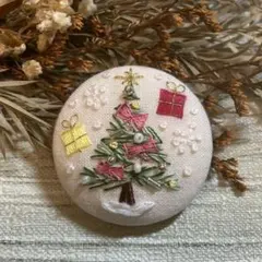 くるみボタン刺繍ブローチ クリスマスツリーブローチ リボンhandmade