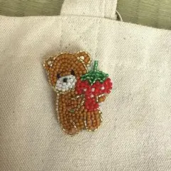 ビーズ刺繍ブローチ くまさん　ハンドメイドブローチ