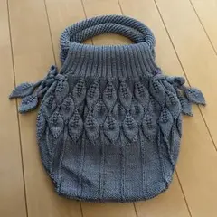 葉っぱモチーフのグレー編みバッグ