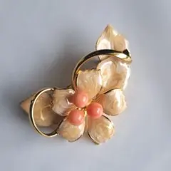 花モチーフ エレガントな花のブローチ