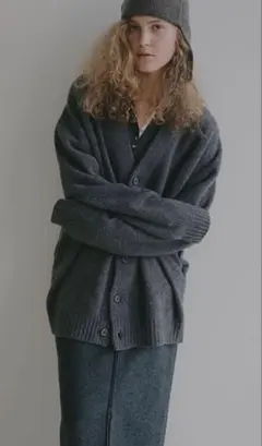 エトレ　ミドルゲージＶネックニットカーディガン　グレー